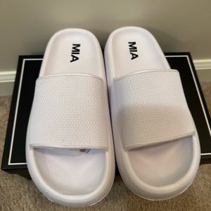 NEW IN BOX MIA Alexa slides white size 7